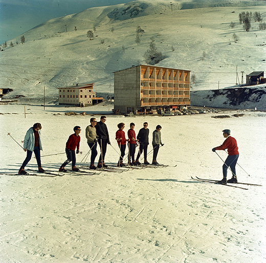 Paysage de montagnes enneigées, gros plan d'étudiants en stage de neige. Négatif couleur. 1964 (archives Centre des Humanités de l’INSA Lyon)