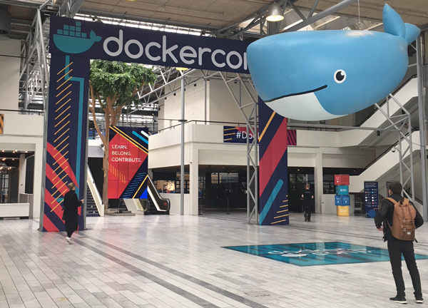 Hall de la DockerCon avec la baleine emblématique de Docker