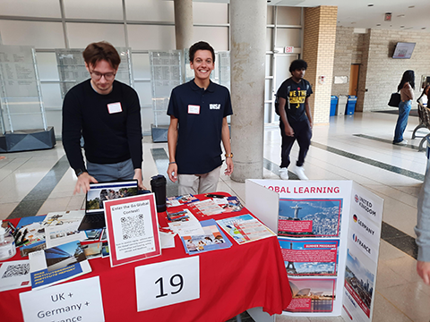 Romain Moresco, étudiant insalien à l’école à la Go Global Fair de York University à Toronto